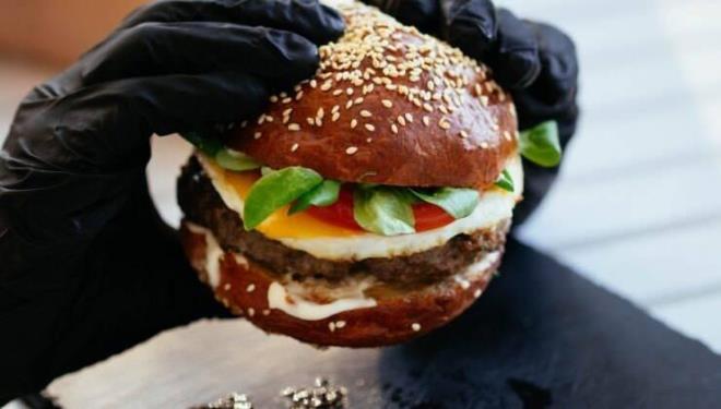 Bunun iin boykot ettiimiz her rnn muadilini hatta daha iyisini yapmak zorundayz. En iyi boykot geleneksel rnlerimize sahip karak yaplr. Yiyecek iecek sektrnde bir eksiimiz yok. Trk mutfa bu adan dnyann en iyi mutfa. Ecdadmz bu anlamda gelecek nesillerine zengin bir miras brakm.