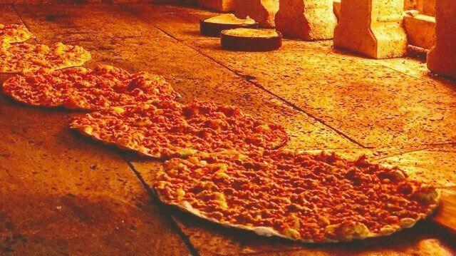 imdi bizlerin yapmas gereken ise braklan bu miras daha ok tanmak, tantmak ve tketmek olmal. Mesela ocuklarmzla darda yemek yiyeceimiz zaman tercihimiz fast fooddan yana olacaksa, onlar pizza yerine milli yiyeceimiz lahmacuna, pideye ynlendirmeli; hamburger yerine kfte ekmei, dneri, cieri, kokoreci, drm retmeli ve yemee tevik etmeliyiz. Bylelikle bir srelik boykot yerine nesillere aktarlan milli bilince ulam oluruz. Deerlerimizi yaamak da yaatmak bizim elimizde.