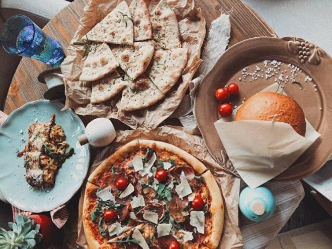 Peki nedir bu fast food? Kelime anlam ?hzl servis?tir. Yani bilinenin aksine ?hzl yemek? anlamna gelmez. Fast food, hazrlan sresi hzl, bekleme sresi az olan, hemen tketmek veya paket yaplmak zere sata sunulan ?hzl sat sistemi?dir.