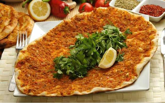 Trk mutfana ait fast foodlarn iinde lahmacunun yeri bir bakadr benim iin. Hele bir de tr tr olursa birok seenee yelerim. Lahmacunu tr yapan hamurun ayardr.