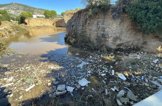 Yamur sularyla gelen youn atklar da denize ve Bitez Baraj'na srklendi. Arasnda p konteynerlerinin de olduu binlerce atk Bitez Sahili'nde ve barajda kirlie neden oldu.