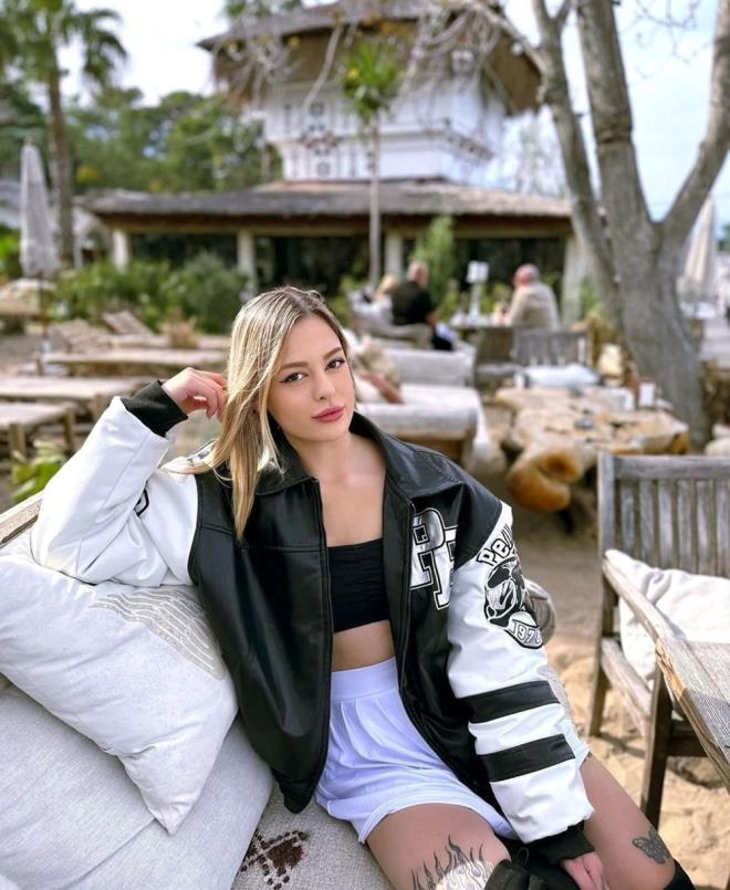 "HERKESN CANI CEHENNEME"  <br>  Soruturma srerken, Kzltuna'nn l bulunduu odadaki televizyon sehpas zerine rujla, 'Herkesin can cehenneme' yazld, rujun da Kzltuna'nn cebinden kt belirtildi.  Savclk soruturmas sryor.