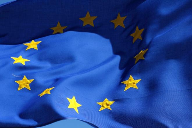 AVRUPA BRL    Avrupa Komisyonu ve AB Konseyi, siber gvenlik nlemi olarak 23 ubat 2023'te TikTok'u alanlarn telefonlarndan geici olarak yasaklad.    Komisyon'dan yaplan aklamada, "Komisyon'un Kurumsal Ynetim Kurulu, siber gvenliini artrmak iin TikTok uygulamasnn kurumsal cihazlarnda ve Komisyon mobil cihaz hizmetine kaytl kiisel cihazlarda kullanmn askya almaya karar vermitir" denildi.    Ksa bir sre sonra Avrupa Parlamentosu 28 ubat'ta TikTok'u devlet tarafndan verilen tm telefonlardan engelleyeceini duyurdu.    Bu durum, dier lkelerin de ayn eyi yapmasyla Avrupa apnda bir yasak dalgasna yol at.