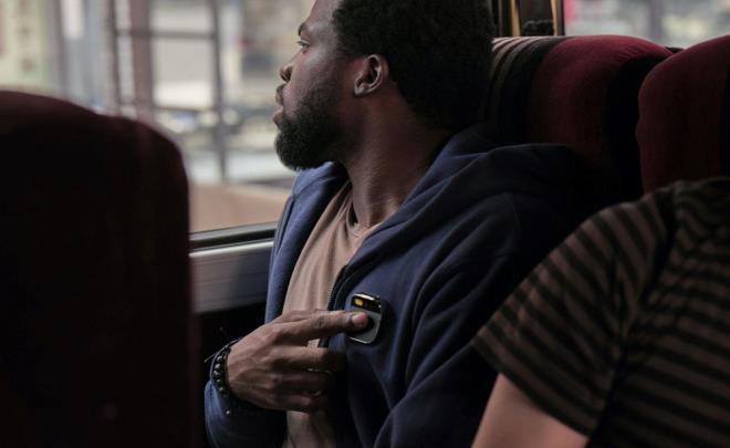 GPT-4 TARAFINDAN DESTEKLENYOR    AI Pin, gcn Snapdragon ilemciden desteini ise GPT-4'ten alyor. Bylelikle Cosmos adl iletim sistemi kullancnn sorgularn doru aralara ynlendirebiliyor.    Humane, ChatGPT eriiminin aslnda cihazn temel zelliklerinden biri olduunu sylyor. Cosmos ad verilen iletim sistemi, sizden uygulamalar indirmenizi ve ynetmenizi istemek yerine sorgularnz otomatik olarak doru aralara ynlendirmek zere tasarland.