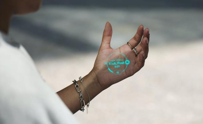 Humane, aylar sren almasnn ardndan yapay zeka destekli AI Pin cihazn tantt.    ki paradan oluan 699 dolarlk cihaz, giysilere veya dier yzeylere manyetik olarak taklan bir batarya ile birlikte kullanlabiliyor.