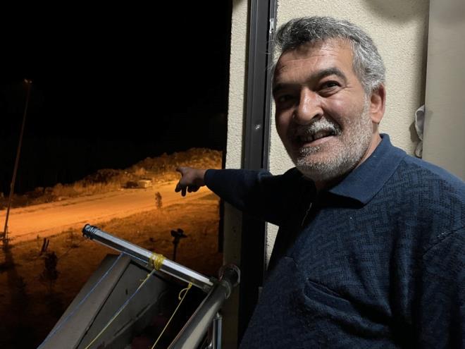 Duruma alan vatandalar da evlerinin balkonlarndan aylar izliyor.