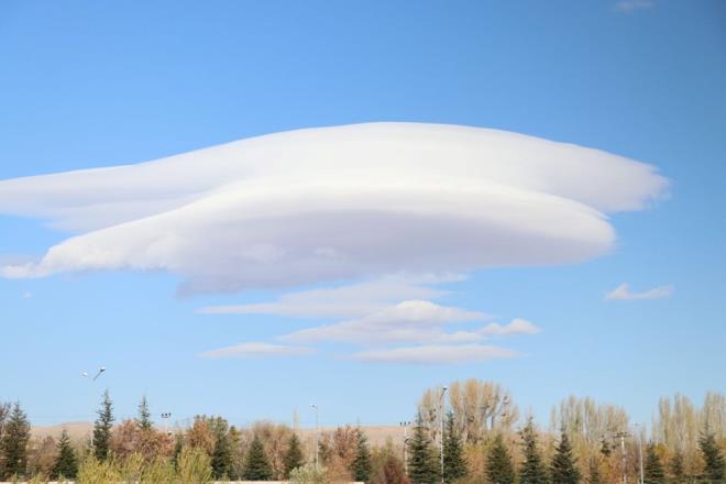 Mercek bulutlar, gl hava akmlarnn da veya tepe gibi engelle karlamasyla oluuyor.