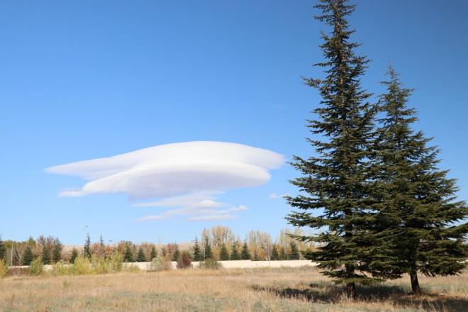 Havann iindeki nem oran yeterince yksekse yukar ve aa ynl hava hareketi srasnda basn ve scaklk deiiminden dolay su buhar younlap tekrar buharlayor ve mercek eklindeki bulut oluuyor.