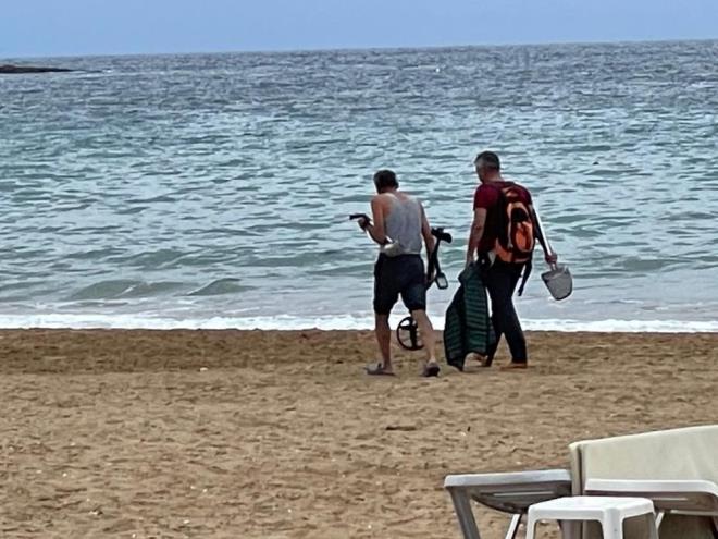 Alanya?da havann serinlemesiyle boalan plajlar, dedektrle deerli eya arayanlara kald.