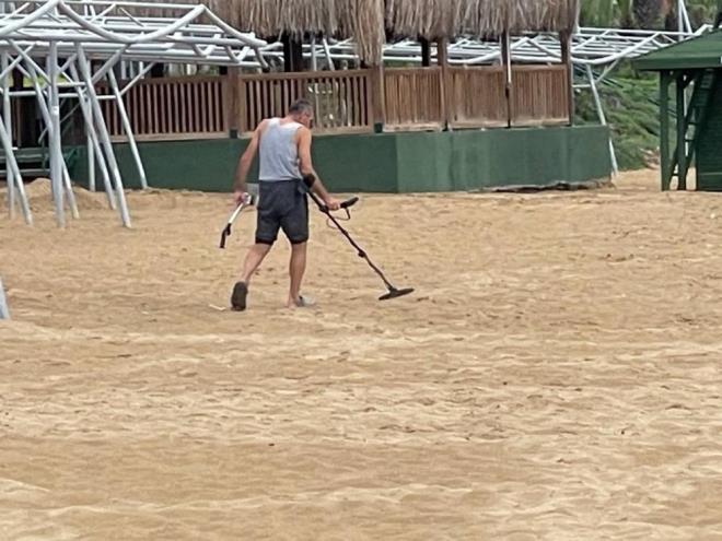 Turistlerin drd metal eya, altn bilezik, kolye, yzk, gm ve madeni paralar dedektrle arayan define avclar, sahili kar kar gezdi.