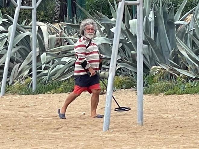 Kent sakinleri ise, bu kiilerin turistlerin plajlar boaltmasyla birlikte her yl ortaya ktn anlatt.