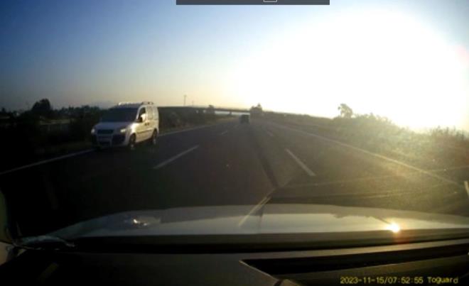 Kaza, dn sabah saatlerinde, Tarsus-Adana-Gaziantep (TAG) Otoyolu Ceyhan gieleri yaknlarnda meydana geldi.  Otoyolda ters ynde ilerleyen ve polisin ?dur? ihtarna uymayan Kemal Boz ynetimindeki 01 EZV 42 plakal hafif ticari ara, kar ynden gelen Fatih lkgn?n kulland 06 DSC 216 plakal otomobille arpt.