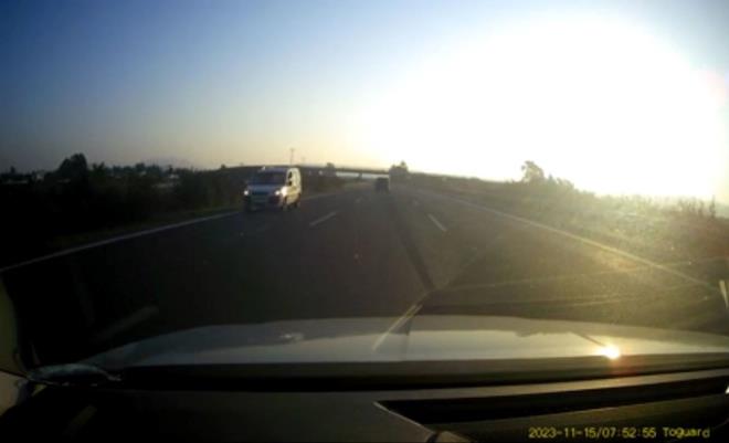 Adana?da 3 kiinin ld kazada, hafif ticari aracn ters ynde seyrettii anlarn grnts ortaya kt.