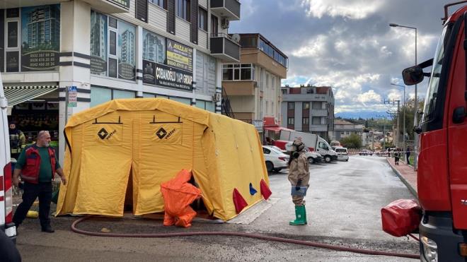Kocaeli Valisi Seddar Yavuz da sosyal medya hesabndan yapt paylamda, "Darca ilemizde bulunan bir kargo irketinde teslim alnan paketten kaynakl kimyasal gaz sznts sonucu etkilenen 4 kargo alan tedavi altna alnm olup, hayati tehlikeleri bulunmamaktadr. Olay adli ve idari makamlar tarafndan soruturulmaktadr. Gemi olsun." ifadelerine yer verdi.