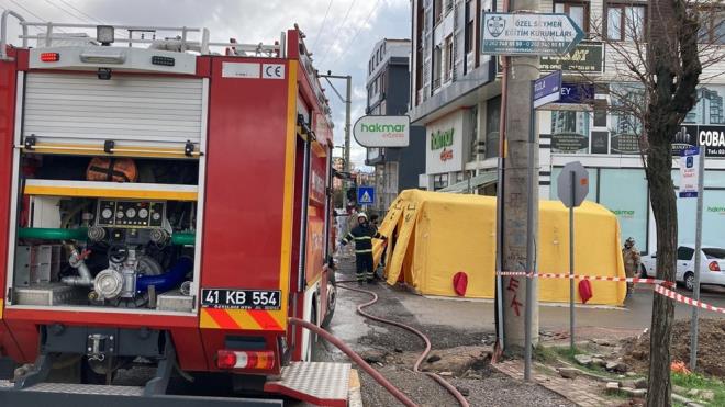 Piri Reis Mahallesi Ulubey Sokak'taki bir kargo irketinin datm merkezinde alanlar, gzlerinde yanma hissi ve kesif koku olumasnn ardndan phelendikleri kolileri dar tad. Bu srada iinde kimyasal "benzoil klorr" maddesi bulunduu renilen kolilerden szma yaand.