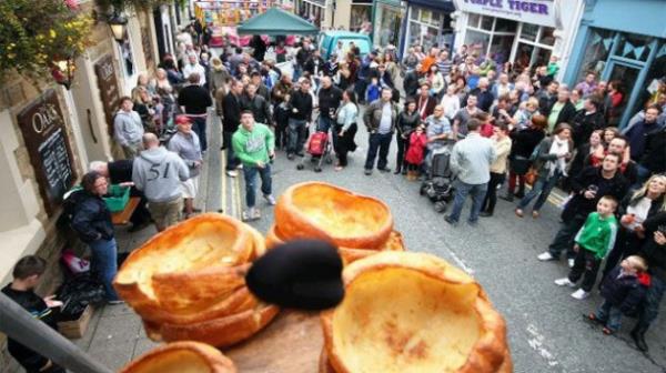 Siyah Puding Frlatma yarmas. ngiltere'nin York ve Lancaster ehirlerinin pudingleri arasndaki ekime, yarmaya yansm. Lancasterllar siyah pudinglerini york pudingleri zerine frlatyor.