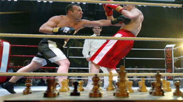 Satranl boks.. Evet 1 round satran, 1 round box. Karsndakini hem fiziken hem de beynen ezmek isteyenler iin.