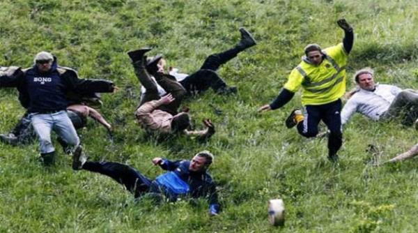 Peynir arkasndan koma yarmas.. Tepeden yoku aa onlarca yetikinin peynirin arkasndan yuvarlana yuvarlana kotuu yer, ngiltere.