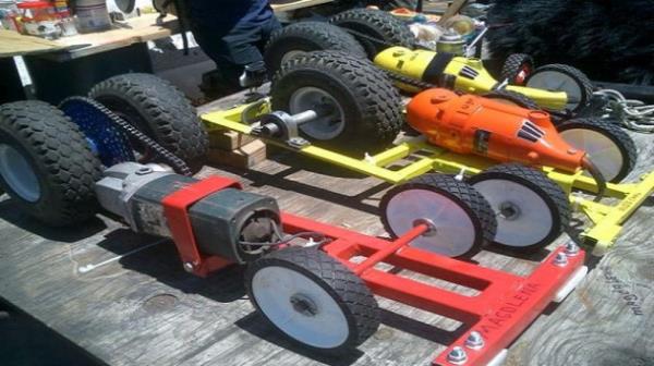 Ev yapm alet yar.. Tek art aracn motoru olarak evde bulunan bir ey kullanmanz. im bime makinesi, matkap, ne bulursanz.