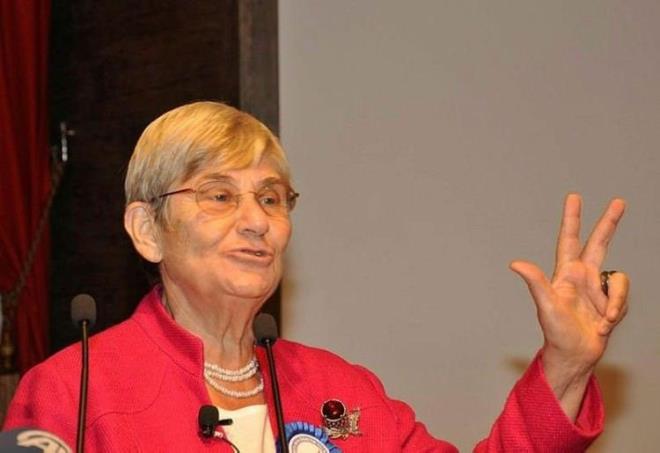 Prof. Dr. Canan Karatay, verdii beslenme nerileri ile ilgi oda olmaya devam ediyor.