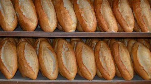 OBEZTEYE YOL AAR <br>Ekmek yemeyi brakanlarn %70'inden fazlas ilk 2 hafta iinde kilo verir. Orta boy bir dilim ekmek 0,6 gram lif ierir ve dier bileenler vcut yana dnr. Ekmein glisemik indeksi ikolatadan bile daha yksektir. Hamur ilerinde bulunan niasta, sindirim sisteminde paralanarak kan dolamna giren glikoza dnr. Bu da ksa srede ackmanza neden olaca anlamna gelir.