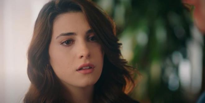 Ailesinden habersiz elenmeye giden Naz, ncila ile teknede giden ve Boaz gezintisine kan Mete'ye mesaj att.    Eve alkoll gelen Naz' yakalayan Filiz, sosyal medyadan paylat fotoraflar silmesi iin onu uyarrken; ncila da Mete ile keyifli vakit geirdi.