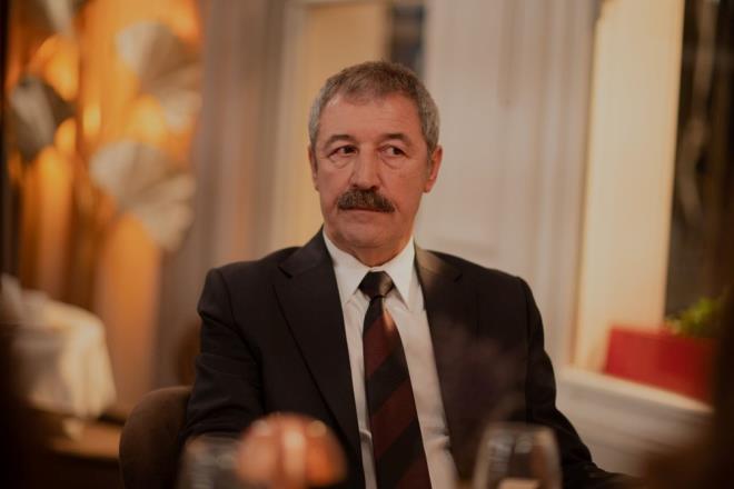 ZYA VE ATIF ANLATI    Bu srada Ziya ve Atf'n aileleri de Mete ile ncila'nn gittii restoranda yemek iin bulutu. Evlilik szlemesi konusunda bykler anlarken, Mete de garsonun yardmyla kimseye grnmeden ncila ile mekandan ayrld.