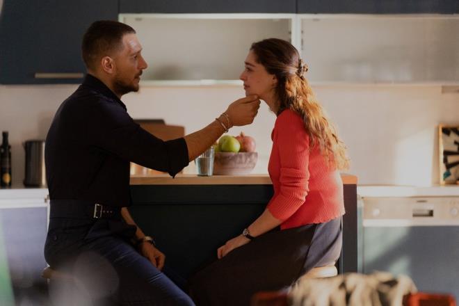 Ynetmen koltuunda Nadim G'n oturduu, barollerini Cemre Baysel, Asude Kalebek ve Uraz Kayglarolu'nun paylat Sakla Beni, 16 Kasm Perembe akam 3. blmyle izleyici karsna kt. Dizide Naz'n Mete'yi kaybetme korkusu yaamas ve ncila'nn kimliinin ortaya kmas dikkat ekti.