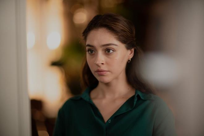 Mete'ye yllar nce ona verdii bileklii geri veren ncila, "Rya bitti. Balkabana dnme vakti" deyip eve dnd. ncila, Naz' yatanda grnce oke oldu.