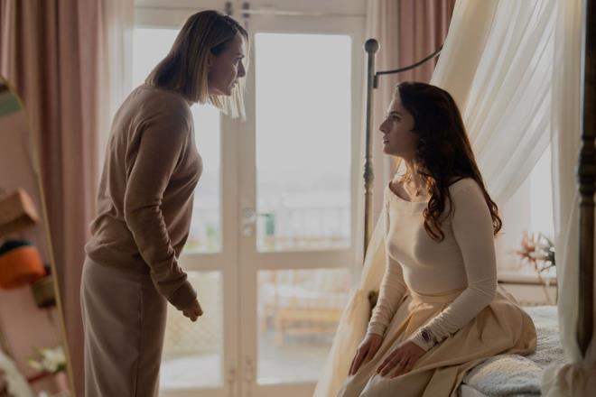 Bunun zerine Naz da kendi evine dnd. Kznn yzk attn renip lgna dnen Filiz, onun "Senin yznden batan irketleri kurtarmak iin beni evlendirmek istiyorsun" demesiyle Naz'a tokat att.    lgna dnen Naz, ncila'y sorarken; Atf, ocuklarnn benzin istasyonlarn batrdn renip esip grledi.