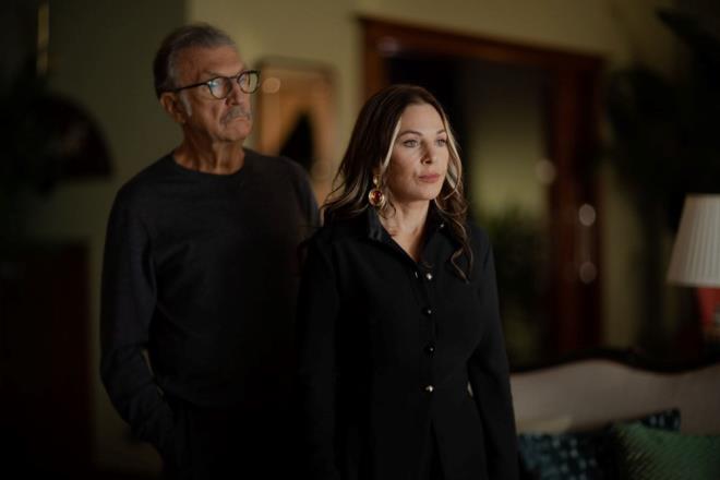 Mete'nin ailesini ikna etmek isteyen Filiz, babas Atf ve Ziya Bey'in inadn krmak iin bir restoranda bulumak zere yer ayrtt.    Mete kendisini gelip odadan karttktan sonra evde olanlar duyan ncila ise onunla gzel bir restorana yemee gitti.