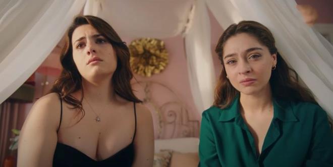 NAZ VE NCLA'NIN AK ACISI    Ayn anlarda ncila'ya Mete'nin onu umursamadndan bahseden Naz, "Ben onsuz olmadm ki hi. Bunun ne demek olduunu bilmiyorum. O olmazsa ben de lnce nereye gidiliyorsa oraya giderim" dedi.    Gzyalarna boulan ncila ise "Seni bu halde grmek kolay m sanyorsun Naz? Ben senin Mete'yi bu kadar sevdiini bilmiyordum. Kendine gel, ayaa kalk. Naz bu deil. Bir kat paras yznden deer mi bitirmeye? Demez, Mete'yi ara ar. Halledin" dedi.