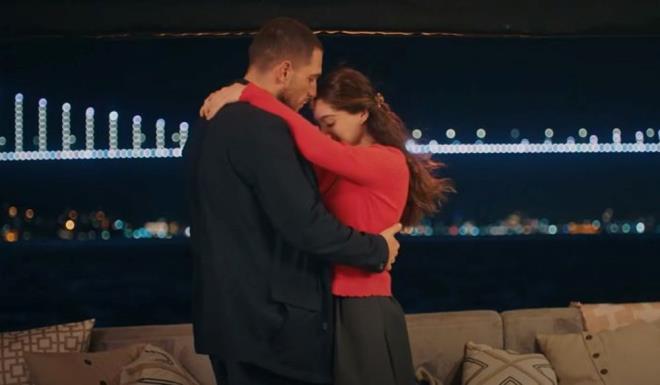 METE VE NCLA YENDEN BULUTU    Mete'nin kendisini merak ettii iin etrafnda olduunu syleyen ncila, "Sen nianlsn bu ok yanl. Ben bunu kabul edemem. Bu son buluma" dedi. kili gzel vakit geirirken Naz da ncila'nn odasn kartrd. ocukken ncila ve Mete ile ekilen fotoraflarn bulan Naz, "Geberin" dedi. Ardndan da ncila'nn kyafetlerini paralad.