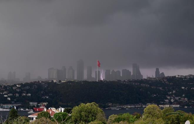 STANBUL VALL UYARDI    Meteoroloji'nin ardndan stanbul Valilii'nden de turuncu kodlu bir uyar geldi.    Valiliin resmi hesabndan yaplan paylam u ekilde:    "Cumartesi sabah saatlerinden itibaren stanbul'da rzgarlarn kuzey ve kuzeybat ynlerden frtna (50-70 km/saat) eklinde esecei tahmin ediliyor. Dikkatli ve tedbirli olunmaldr."