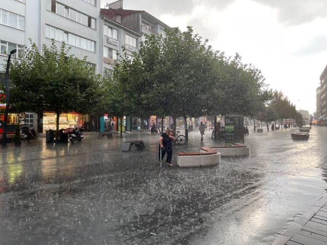 Meteoroloji Genel Mdrl tarafndan yaplan son deerlendirmelere gre, lkenin kuzey ve dou kesimlerinin paral ve ok bulutlu, Dou Karadeniz, Dou anadolunun dousu, gece saatlerinden itibaren Trakya ile anakkalenin batsnn aralkl yal geecei tahmin ediliyor. Genellikle saanak ve yer yer gk grltl saanak, Dou Karadeniz'in i kesimlerinin yksekleri ile Dou Anadolu'nun kuzeydou kesimlerinin ykseklerinde karla kark yamur ve kar eklinde grlmesi beklenen yalarn, Artvin, Hakkari, Edirne ve Krklareli evrelerinde yer yer kuvvetli olmas bekleniyor.