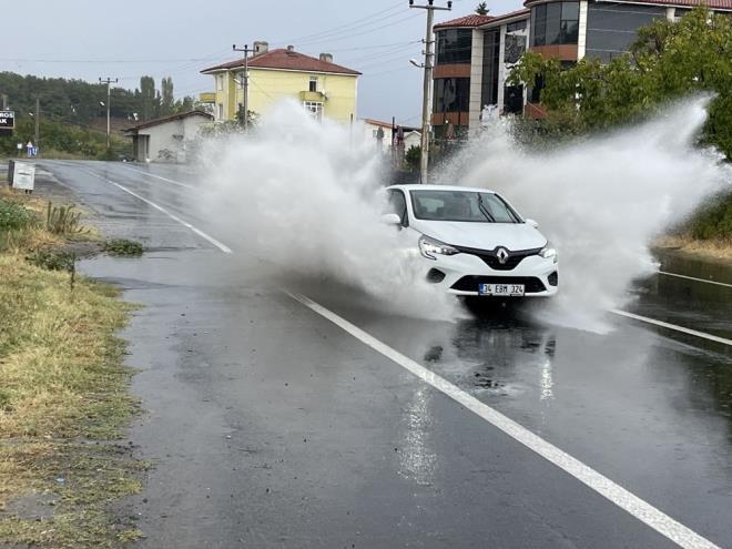ORTA ve DOU KARADENZ    ok bulutlu, Dou Karadeniz'in aralkl yal geecei tahmin ediliyor. Genellikle yamur ve saanak, i ve yksek kesimlerde karla kark yamur ve kar eklinde grlmesi beklenen yalarn Artvin evrelerinde yer yer kuvvetli olmas bekleniyor.    AMASYA C, 14C  Paral ve ok bulutlu    SAMSUN C, 19C  Paral ve ok bulutlu    TOKAT C, 14C  Paral ve ok bulutlu    TRABZON C, 15C  Paral ve ok bulutlu, aralkl yamur ve saanak yal