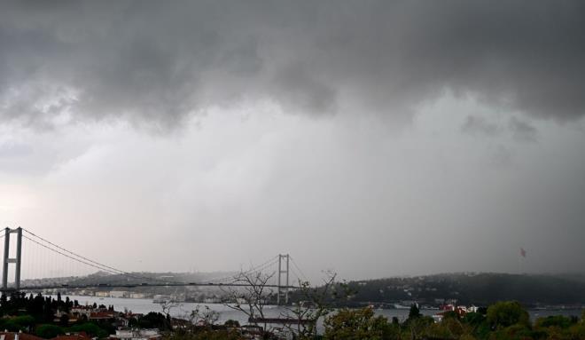 FIRTINA UYARISI    Marmara Blgesi'ne hafta sonu frtna uyars yaplrken yaanabilecek olumsuzluklara kar dikkatli olunmas istendi.    Meteoroloji Genel Mdrl'nden yaplan aklamada, "Cumartesi sabah saatlerinden itibaren blge genelinde rzgarlarn kuzey ve kuzeybat ynlerden frtna (50-70 km/saat), pazar gn sabah saatlerinde itibaren kuvvetli frtna (70-90 km/saat) dousunda yer yer tam frtna (90-110 km/saat) eklinde esecei tahmin edildiinden yaanabilecek ulamda aksamalar, at umas, aa ve direk devrilmesi gibi olumsuzluklara kar dikkatli ve tedbirli olunmas gerekmektedir." denildi.