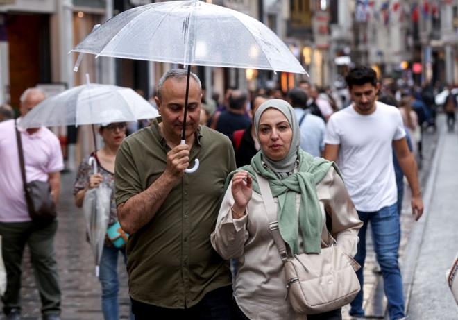 DOU ANADOLU    Paral ve ok bulutlu, blgenin dousunun aralkl yal geecei tahmin ediliyor. Genellikle yamur ve saanak, kuzeydou kesimlerinin ykseklerinde karla kark yamur ve kar eklinde grlmesi beklenen yalarn, Hakkari evrelerinde kuvvetli olmas bekleniyor.    ERZURUM C, 7C  ok bulutlu    KARS C, 8C  ok bulutlu, aralkl yamurlu, yksekleri karla kark yamur ve kar yal    MALATYA C, 13C  Paral ve ok bulutlu    VAN C, 10C  ok bulutlu, aralkl yamur ve saanak yal