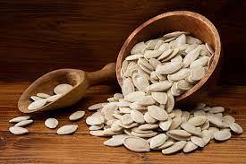 Kabak ekirdei, Nar.... Ceviz! Kuruyemiler iyi bir protein ve salkl ya kaynaklar arasnda yer alyor. Bunlarn arasnda,cevizin hafzay glendirmede ok etkili olduu belirtiliyor. 2015 ylnda UCLA?da (University of California, Los Angeles) yaplan bir almada; yeterli ve dengeli ceviz tketiminin; renmek, hatrlamak, uyarlar almak, iletiim kurmak, duygular dzenlemek ve karar vermek gibi durumlarda baary saptayan bilisel testin baarsn arttrd belirlenmi. Ceviz ayn zamanda E vitamini, dier bir ifadeyle alfa-tokoferol ieriyor. E vitamini dk olan kiilerde dk bir hafza performans tespit edilmi. Dolaysyla gnde 3 tam ceviz tketmeye zen gsteri