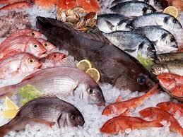 Yal Balk! Somon, hamsi, sardalya ve deniz levrei gibi yal balklar, salkl doymam ya olan omega 3 kaynaklarndan olduka zenginler. Yaplan almalarda; Alzheimer hastalarnda beyin kmelerine hasar veren beta-amyloid adl protein, omega 3 ile beslenen kiilerin kan dzeylerinde dk olarak saptanm. Omega 3 ierii yksek olan balk, ayn zamanda beynin gri blgesinde bulunan ve beyin hcre zarlar iin hayati nem tayan DHA kayna. Omega 3 ya asitleri zellikle DHA?nn beyin hcreleri arasndaki iletiimi artryor. Bu zellii sayesinde unutkanlk, bunama ve dier nrolojik sorun ile hastalklara kar koruyucu olabiliyor ve hafzay glendiriyor. Beslenme ve Diyet Uzman Sla Bilgili Tokgz unutkanla kar haftada en az 2 kez balk tketmemiz gerektiini belirterek, ?Ancak baln dk civa ieriine sahip olmasna dikkat edin. Kpek bal, kral uskumru, turna bal, kl bal, ton bal gibi byk ve yal balklar daha fazla civa ierebiliyor.?