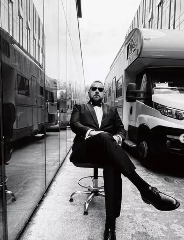 nl oyuncu ve komedyen daha nce zayflama srrn paylamt. Bir arkada mide ameliyat olduktan sonra hi ekmek yiyemeyen Demirer, "ben bunu ameliyat olmadan yapsam nasl olur" diye dnm ve ekmei hayatndan karm.