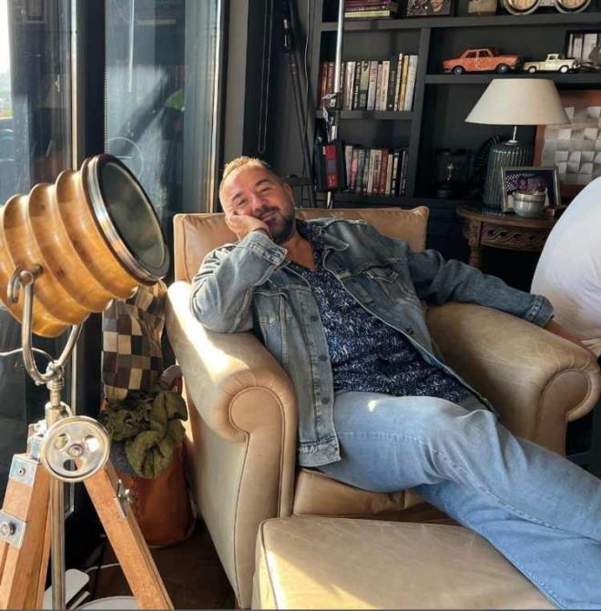 Esra Bilgi'le beraber barollerini paylaaca "Bir htimal Daha Var" dizinin oyuncu kadrtosunda Uur Ycel, Lale Mansur ve Altan Erkekli gibi isimler yer alyor.