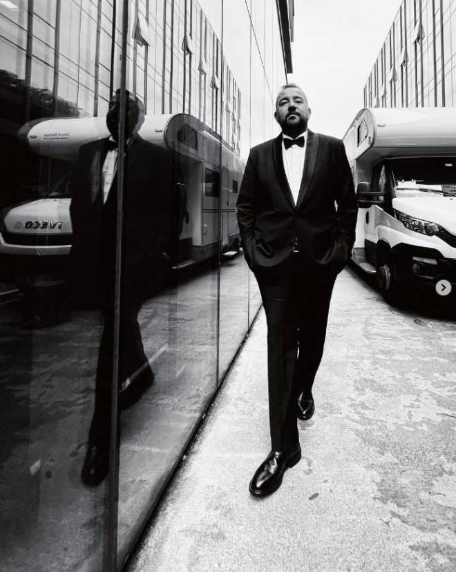 5 ayda 22 kilo vererek hzl bir deiim yaayan oyuncu, sosyal medya hesabndan paylat smokinli fotorafla dikkatleri ekti.