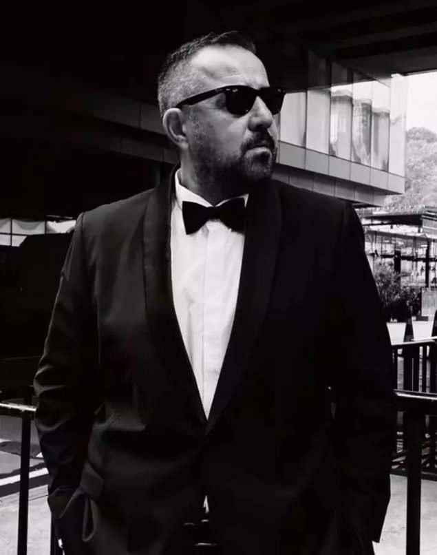 Takipileri tarafndan smokinli fotoraflar ok beenilen Demirer'e Demet zdemir "Heyt" yorumunda bulunurken takipileri de "ne kadar zayflamsn" yorumlarnda bulundular.