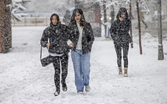 Hafta sonu birden souyan havann etkisiyle stanbullular kar srprizi yaad. stanbul'a 7 yl sonra ilk kez kasm aynda kar yad. Mega kentte mevsimin ilk kar ksa srd. u sralar souk ve yamurun etkili olduu stanbul'u yeniden karl gnler bekliyor. te Meteoroloji raporu...