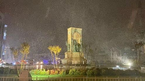 stanbul'un baz kesimlerinde hafta sonu ksa sreli etkili olan kar ya, 2016'dan bu yana kasm aynda grlen ilk kar ya olarak kaytlara geti.