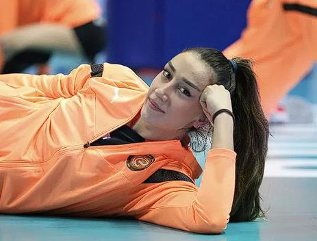 stanbul Cumhuriyet Basavclna verilen dilekede, Mustafa Neeli'nin spor kulbnn yneticilerine ve bnyelerinde yer alan Hande Baladn'a milyonlarca insann bulunduu sosyal medya platformundan tehdit ettii anlatlmt.