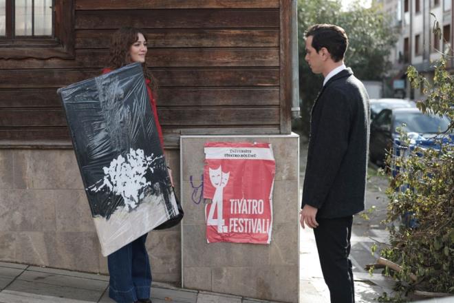 ULE'DEN MER'E  TEKLF<p>  Tahir, eski i arkadann kendisini tantrd Nurettin Hoca'nn kurduu tuzaa derken; ule de mer'i buldu. Ona sergide beendii resmi hediye getiren ule, ocuklar iin resim atlyesi olduunu ve onun banda durmas iin mer'e i teklifinde bulundu. mer de bunu Gamze'ye danmadan kabul edemeyeceini belirtti.<p>    Ayn anlarda Nevzat da Gamze ile almak iin ubede bulunurken; zgr ef de kontrol iin lokantaya gitti.