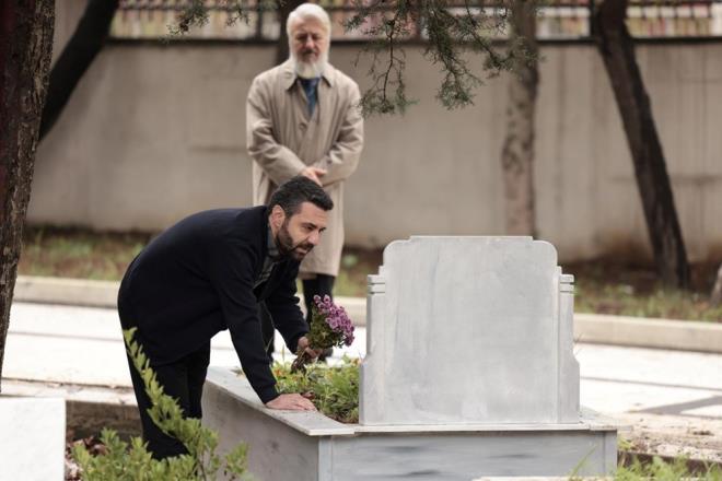 MEZARLIKTA TESADF KARILAMA<p>  Nisa, mer, Reat ve Tahir ertesi sabah birbirlerinden habersiz mezarlkta karlat. Nisa, babasna "Benim evliliim yznden yllarca yzme bakmadm. imdi sen de evlenirsen benim yzm gremezsin" dedi. Reat da ona kararnn kesin olduundan bahsetti.<p>    Ardndan iek ile nikah ilemlerini bitiren ve gn alan Reat Hoca, ocuklarna krgnlndan bahsedince iek, ona affetmenin yakacan birlikte lokantann alna gitmeyi teklif etti.