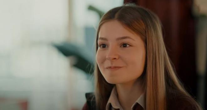 EDA, NLFER'N KARDE OLDUUNU REND<p>  Okul k Emine'nin Nilfer'le bulutuunu gren Eda, bu duruma tepki gsterirken; Nilfer onun kardei olduunu ifade etti. Duyduklarn kaldramayan Eda, alayarak giderken Atilla ile karlat.<p>    Eve dndnde babas Tahir'e Nilfer konusunda tepki gsteren Eda, onu kovdu. Oradan knca Nilfer'in yanna giden Tahir, onunla konumaya alrken, Hakan ve Vicdan da Nisa'nn avukatna kumpas kurdu.